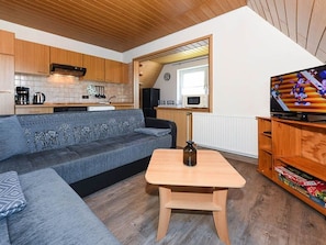 Wohnzimmer mit integriertem KĂŒchen- und Essbereich