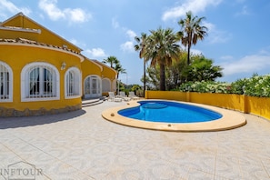 Facade/entrance,Swimming pool