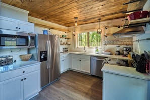 Cook with ease in this fully equipped kitchen near Anakeesta, featuring stainless steel appliances, open shelving, and warm wood accents that blend modern comfort with rustic charm.