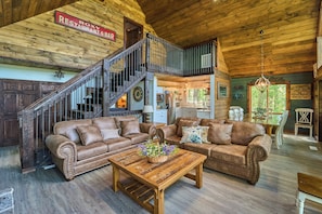 Relax in this rustic-style cabin with cozy seating, vaulted wood ceilings, and a charming dining area—perfect for families or groups. Enjoy a peaceful retreat near Anakeesta.