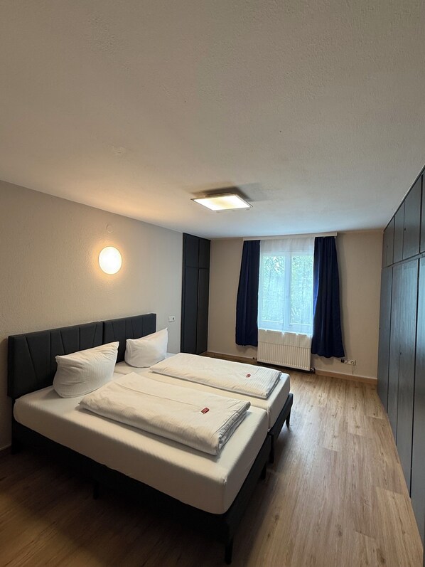 Schlafzimmer mit 2 gemütlichen Einzelbetten, Essbereich für 2 Personen und Kaffeemaschine (1)