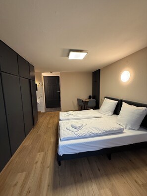 Schlafzimmer mit 2 gemütlichen Einzelbetten, Essbereich für 2 Personen und Kaffeemaschine (2)