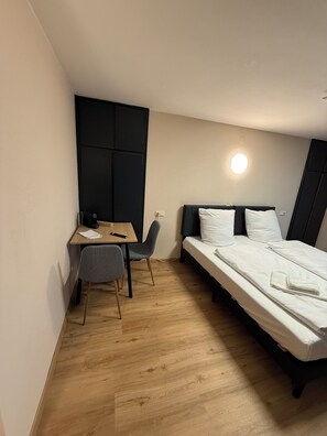 Essbereich für 2 Personen und Kaffeemaschine, Schlafzimmer mit 2 gemütlichen Einzelbetten