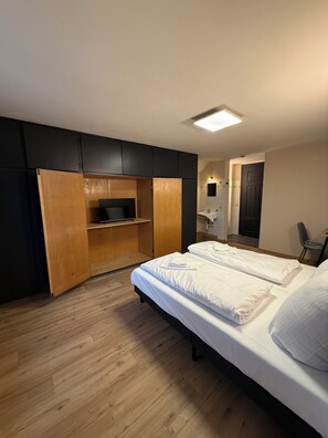 Schlafzimmer mit 2 gemütlichen Einzelbetten, Smart-TV mit SAT