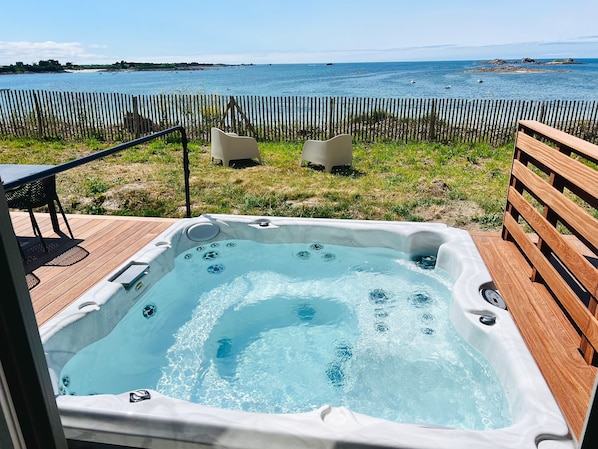 spa jacuzzi 5 places avec magnifique vue mer