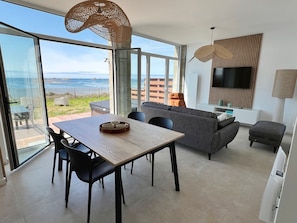 salon spacieux et salle à manger avec vue mer 