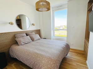 chambre adulte avec télévision, lit queen size, dressing et volet roulant 
