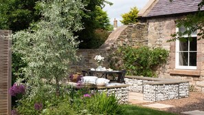 Cambridge House Cottage Number Two - beautiful mature garden