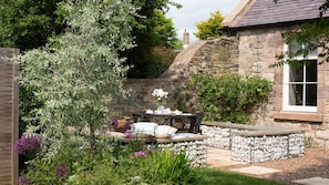 Cambridge House Cottage Number Two - beautiful mature garden