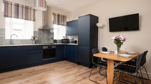 Cambridge House Cottage Number Two - kitchen dining area