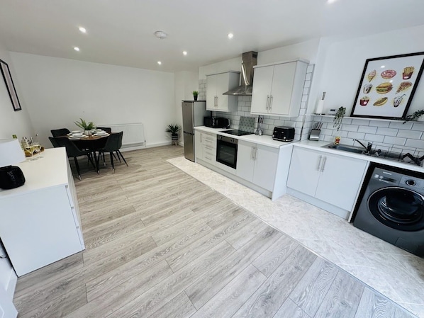 Fully equipped kitchen with cooker and hop, washing machine, toaster, kettle,