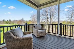 Screened in porch with seating for 4!