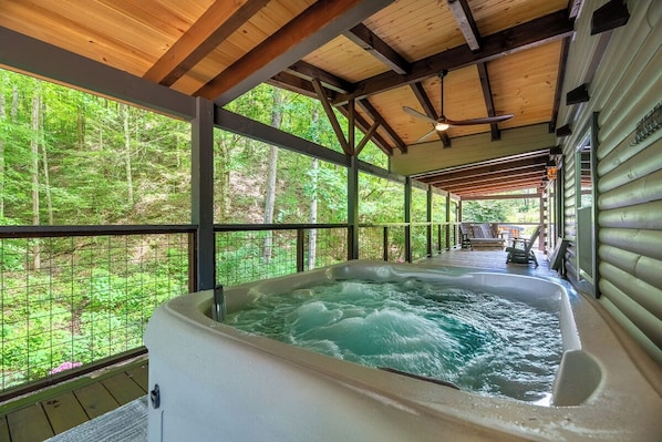 Bear Cub Cabin's bubbling hot tub