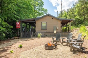 Bear Cub Cabin's firepit area