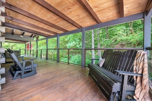Bear Cub Cabin's relaxing deck