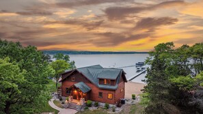 Gorgeous Lakeside Retreat