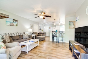 Living Room | Smart TV | Free WiFi | Central A/C & Heating