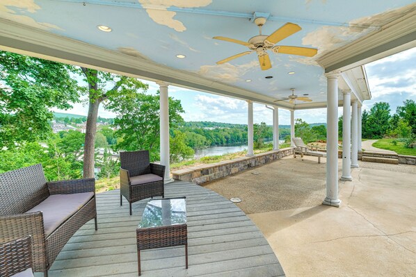 Fairlawn Vacation Rental | 5BR | 5.5BA | Steps Required | 3,490 Sq Ft