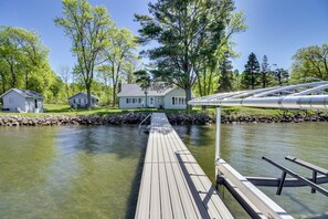 Lake Access | Dock | Kayak | Fire Pit | Propane and Charcoal Grills