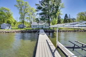 Lake Access | Dock | Kayak | Fire Pit | Propane and Charcoal Grills