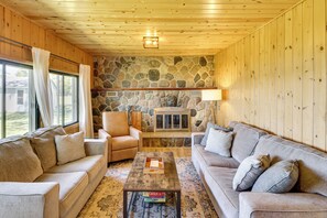 Cabin 1 Living Room | Free WiFi | 1st Floor