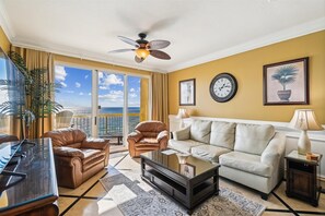 Living room with plenty of seating for the whole family!