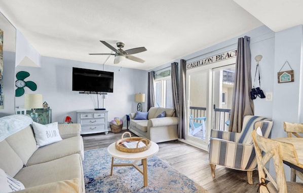 Living room
Sleeper sofa
Love seat
accent chair
TV
Balcony