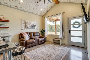 Living Room | Smart TV | Free WiFi | Central Air Conditioning/Heat