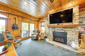 Living Room | Free WiFi | Smart TV | Fireplace | 1st Floor