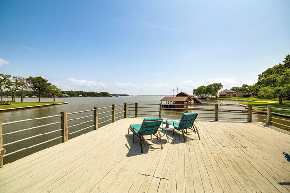Enchanted Oaks Vacation Rental | 4BR | 2.5BA | 2,560 Sq Ft | 2 Steps Required