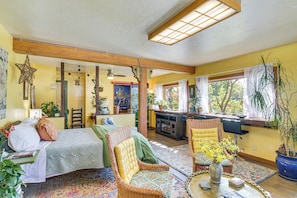 Studio Interior | Queen Bed | Free WiFi | Electric Fireplace | Smart TV