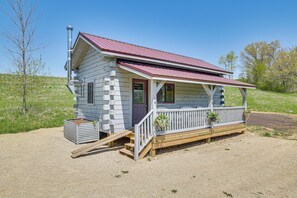 Cabin Exterior | Covered Porch | Fire Pit