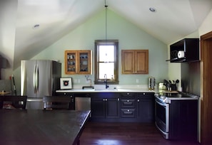 Fully equipped kitchen, full size refrigerator, dishwasher, microwave, range