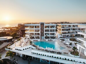 Golden hour hits differently at ONE Mambo With the pool glowing, the ocean sparkling, and the sky putting on a show—you won’t want to be anywhere else. This is what sunset dreams are made of.