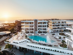 Golden hour hits differently at ONE Mambo With the pool glowing, the ocean sparkling, and the sky putting on a show—you won’t want to be anywhere else. This is what sunset dreams are made of.