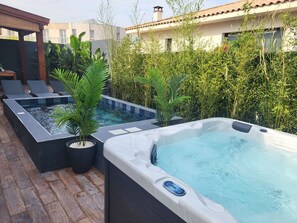 Outdoor spa tub