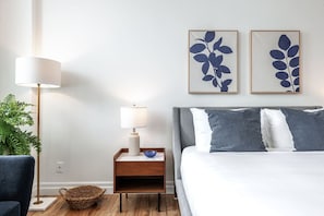 Sleep easy in a queen bed wrapped in hotel-grade linens, flanked by warm lighting and botanical prints. An oasis of calm above downtown Stratford. #KingBed #LoftLiving #StudioStay #BoutiqueAirbnb #StratfordOntario #JunoLofts #DesignBnb