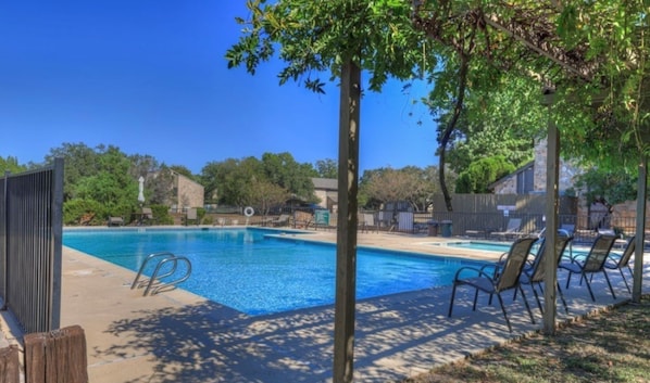 Large pool to enjoy