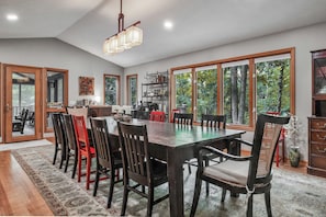 Forest views, bold chairs, and dinner party flair.