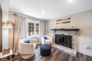 A hidden gem for coffee lovers, this cozy spot invites you to slow down and savor the moment. Think soft seating, warm wood accents, and the comforting scent of fresh espresso in the air. Whether you’re catching up with a friend or enjoying a quiet m