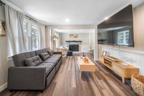 Living Room:
Features a queen sofa bed sleeping 2 guests and an 85" TV, perfect for movie nights.