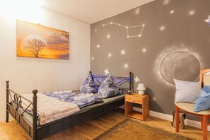 Galaktisches Design & gemütliches Bett für traumhafte Nächte.