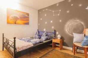 Galaktisches Design & gemütliches Bett für traumhafte Nächte.