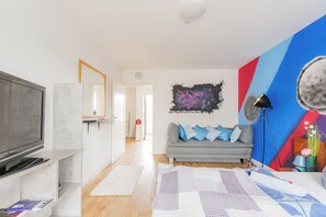 Heller Wohnbereich mit Sofa und origineller Wandgestaltung