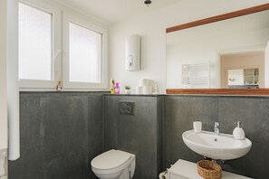  Modernes Bad mit Tageslicht & stilvollen Details für Ihren Komfort.