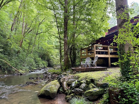 Welcome to Buffalo Creek Log Cabin