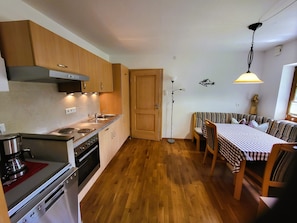 Ferienwohnung "TONI" für 1-2 Personen-Küche mit Eckbank