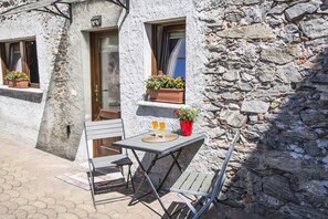 Charming stone house, typical of the historic center of Voldomino.