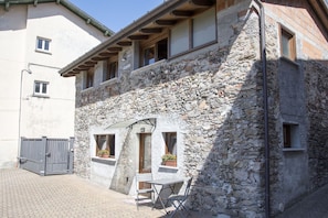 Charming stone house, typical of the historic center of Voldomino.