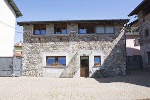 Charming stone house, typical of the historic center of Voldomino.